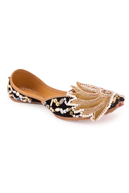 5elements Black Velvet Cutwork Floral Embroidered Juttis 