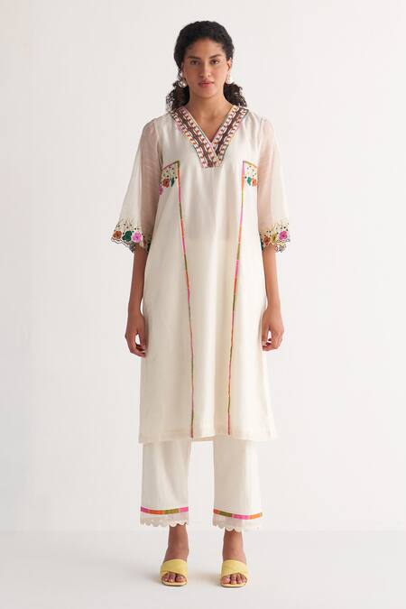 Shivani Bhargava_Ivory Chanderi Applique Hand Embroidered Woven V Neck Kurta _Online_at_Aza_Fashions