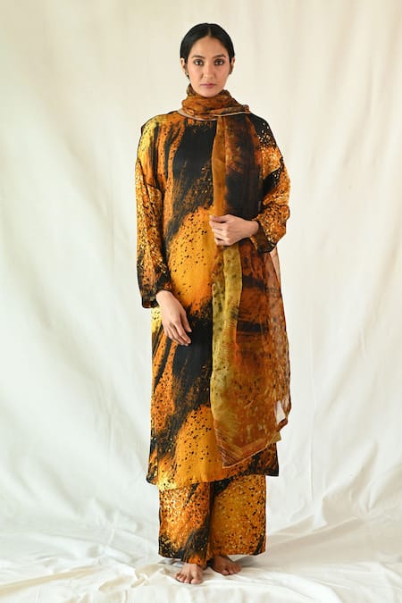 Til_Multi Color Cotton Satin Round Neck Streak Print Kurta And Pant Set _Online_at_Aza_Fashions