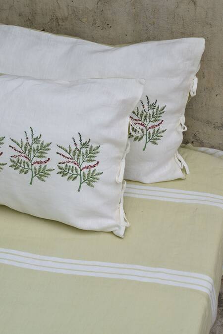 Taru Jaipur_Green 100% Linen Printed Kurumulak Bedsheet Set_Online_at_Aza_Fashions