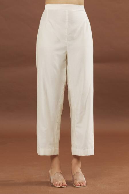 Samyukta Singhania_Ivory Silk, Chanderi Embroidery Round Neck Floral Kurta And Pant Set _at_Aza_Fashions