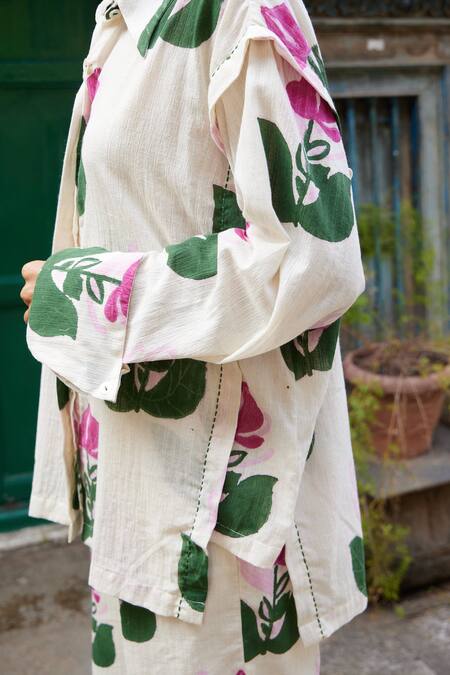 Jodi_White Handloom Cotton Split V-neck Printed Shirt _at_Aza_Fashions