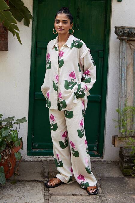 Buy_Jodi_White Handloom Cotton Split V-neck Printed Shirt _Online_at_Aza_Fashions