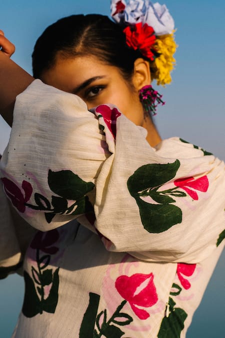 Buy Jodi White Handloom Cotton V-neck Dione Whimsy Abstract Hand Block Print Dress Online at Aza Fashions Buy_Jodi_White Handloom Cotton V-neck Dione Whimsy Abstract Hand Block Print Dress _Online_at_Aza_Fashions