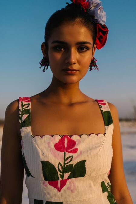 Jodi White Handloom Cotton Scoop Neck Whimsy Abstract Hand Block Print Dress at Aza Fashions Jodi_White Handloom Cotton Scoop Neck Whimsy Abstract Hand Block Print Dress _at_Aza_Fashions