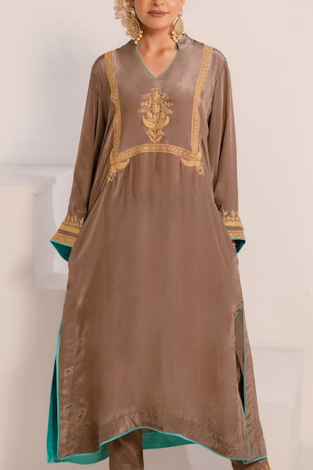 Daljit Sudan Grey Crepe Embroidery Mandarin Collar Placed Paisley Pattern Phiran With Pant Online at Aza Fashions Daljit Sudan_Grey Crepe Embroidery Mandarin Collar Placed Paisley Pattern Phiran With Pant _Online_at_Aza_Fashions