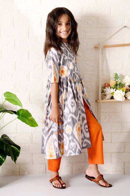 Shop THE COTTON STAPLE Grey Cotton Paisley Ikat Print Kurta With Pant Online at Aza Fashions Shop_THE COTTON STAPLE_Grey Cotton Paisley Ikat Print Kurta With Pant _Online_at_Aza_Fashions