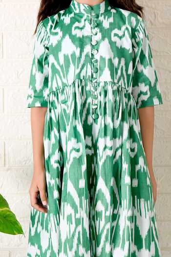 THE COTTON STAPLE_Green Cotton Embroidery Kale Center Slit Kurta With Pant _at_Aza_Fashions