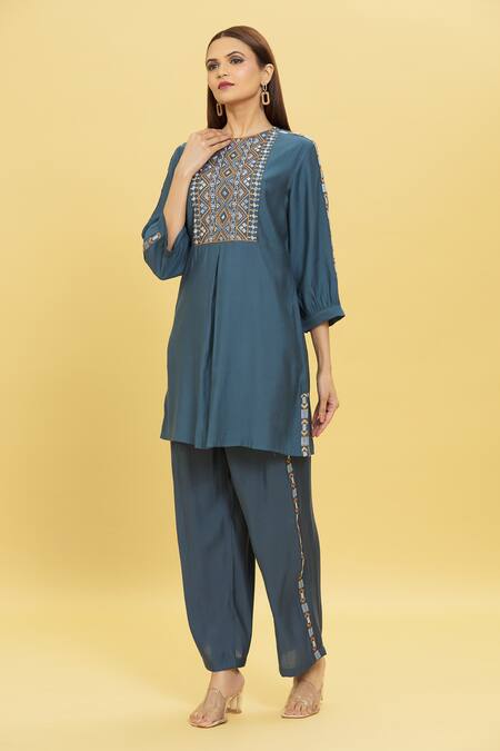 Samyukta Singhania_Grey Cotton, Silk Round Neck Geometric Pattern Straight Kurta And Pant Set_at_Aza_Fashions