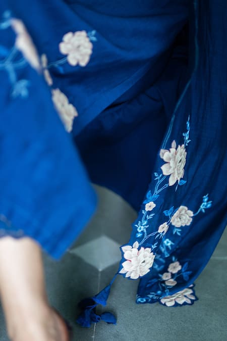 Buy_Vaayu_Blue Muslin Embroidery, Applique Round Neck Floral Kurta Pant Set _Online_at_Aza_Fashions