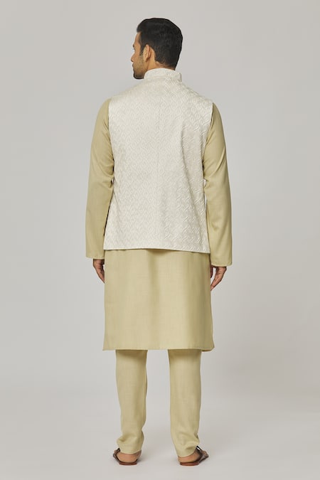 Aham-Vayam Floral Embroidered Bundi & Kurta Set 