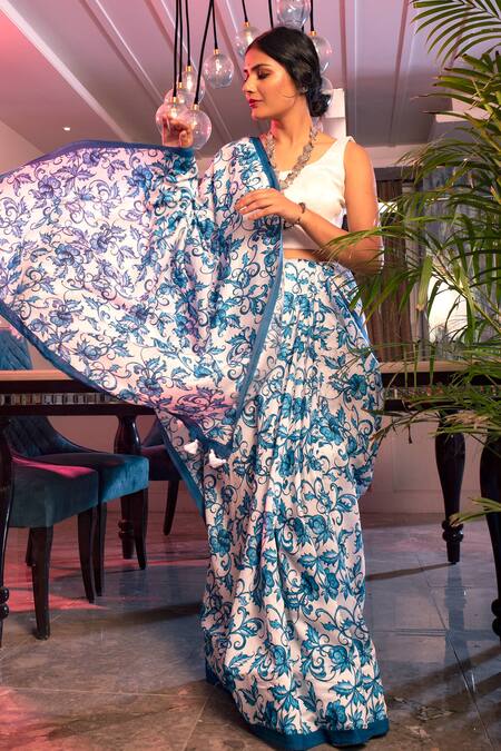 Buy Kusmi Blue Print Floral Bloom Saree With Unstitched Blouse Fabric Online at Aza Fashions Buy_Kusmi_Blue Print Floral Bloom Saree With Unstitched Blouse Fabric _Online_at_Aza_Fashions