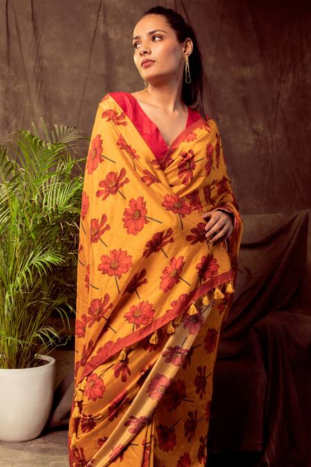 Kusmi Yellow Print Floral Blooming Flower Saree With Unstitched Blouse Fabric Online at Aza Fashions Kusmi_Yellow Print Floral Blooming Flower Saree With Unstitched Blouse Fabric _Online_at_Aza_Fashions