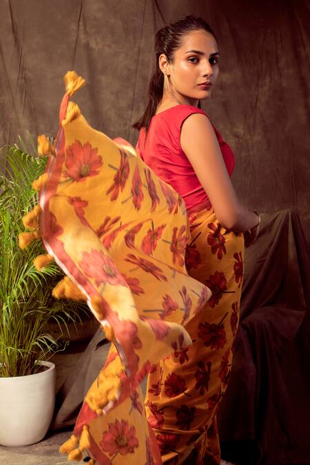 Buy Kusmi Yellow Print Floral Blooming Flower Saree With Unstitched Blouse Fabric Online at Aza Fashions Buy_Kusmi_Yellow Print Floral Blooming Flower Saree With Unstitched Blouse Fabric _Online_at_Aza_Fashions