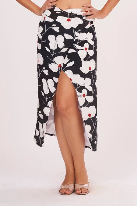 House Of Varada Black Muslin Halter Neck Abstract Print Skirt Set Online at Aza Fashions House Of Varada_Black Muslin Halter Neck Abstract Print Skirt Set _Online_at_Aza_Fashions