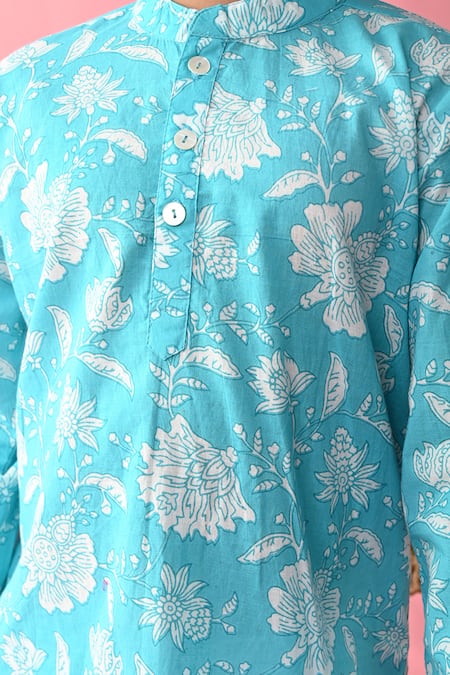 Saka Designs_Blue Cotton Embroidery Flower Print Kurta Set_at_Aza_Fashions