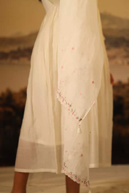 Buy_Tatwa_White Embroidery Handloom Chanderi Scarf _Online_at_Aza_Fashions