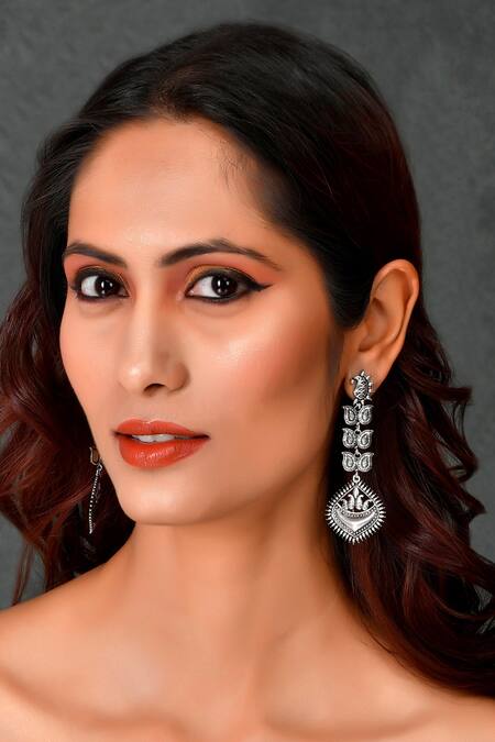 🌶️😌 Wearing a beautiful combination of red blended silk saree with  contrast blouse from @sarina.theboutique ❤️ Earrings : @saahi_galore… |  Instagram