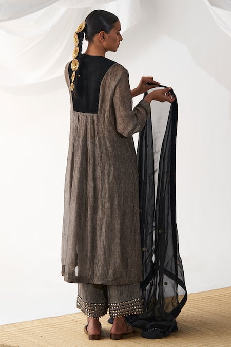 Itrh_Black Silk Organza, Silk, Crepe Embroidery, Zari V-neck Yoke Kurta Set _Online_at_Aza_Fashions