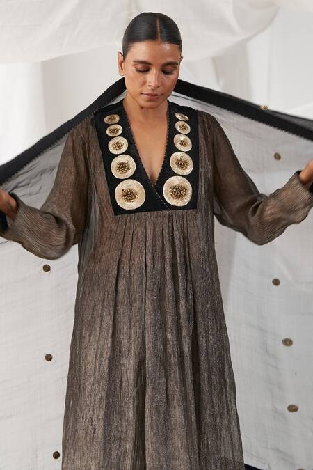 Buy_Itrh_Black Silk Organza, Silk, Crepe Embroidery, Zari V-neck Yoke Kurta Set 