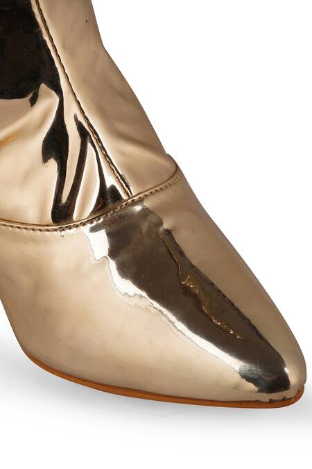 Zori World Gold Metallic Thread Queen Zip Up Boots Online at Aza Fashions Zori World_Gold Metallic Thread Queen Zip Up Boots _Online_at_Aza_Fashions