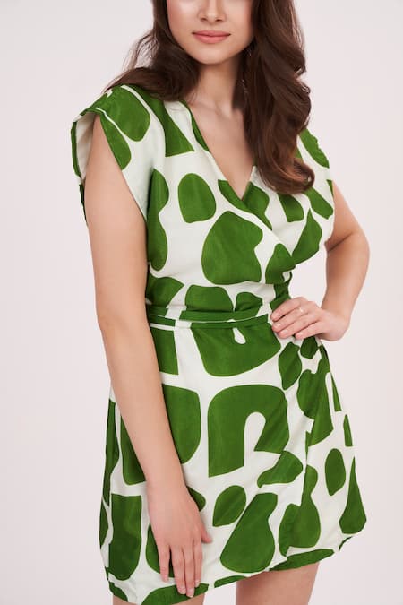 House Of Varada Green Muslin V-neck Abstract Print Wrap Dress at Aza Fashions House Of Varada_Green Muslin V-neck Abstract Print Wrap Dress _at_Aza_Fashions