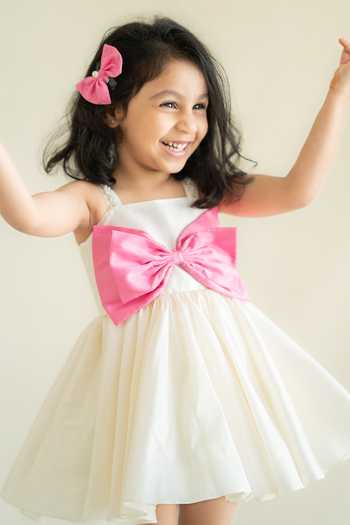 Ruchika Lath Label Off White Taffeta, Linen Bows Big Applique Dress at Aza Fashions Ruchika Lath Label_Off White Taffeta, Linen Bows Big Applique Dress _at_Aza_Fashions