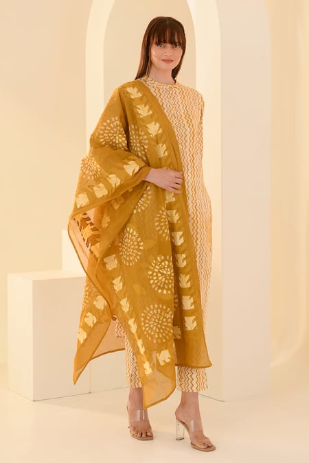 Kameez_Yellow Cotton, Organza Mandarin Collar Chevron Hand Block Print Kurta Set _Online_at_Aza_Fashions