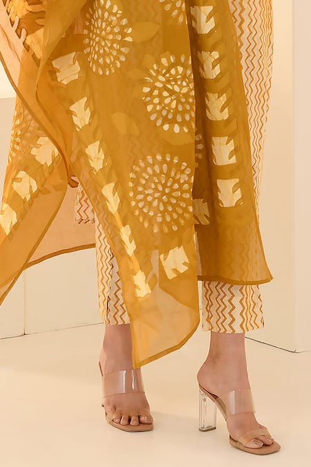 Buy_Kameez_Yellow Cotton, Organza Mandarin Collar Chevron Hand Block Print Kurta Set _Online_at_Aza_Fashions
