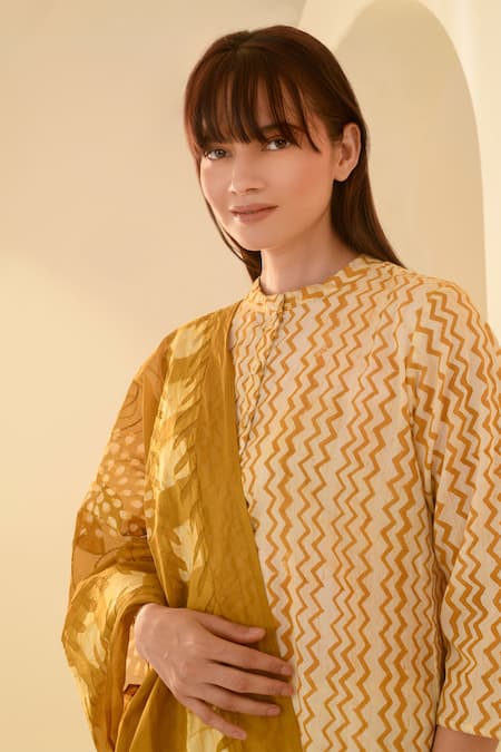 Shop_Kameez_Yellow Cotton, Organza Mandarin Collar Chevron Hand Block Print Kurta Set _Online_at_Aza_Fashions