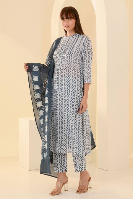 Kameez_Blue Kurta Mulmul Printed Chevron Mandarin Collar Set_Online_at_Aza_Fashions