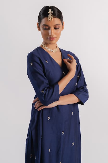 Tussah By Siddhi Shah_Blue Spun Silk Hand Embroidered Sequins V Placement Kurta And Pant Set  _Online_at_Aza_Fashions
