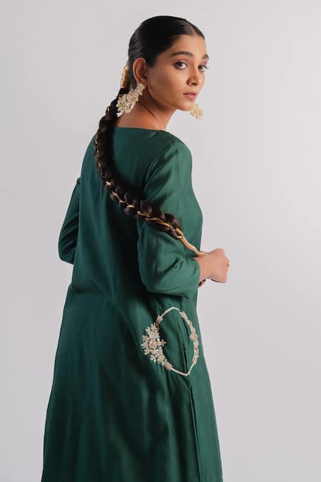 Tussah By Siddhi Shah_Green Spun Silk Embroidered Sequins Round Neck Kurta And Pant Set  _Online_at_Aza_Fashions