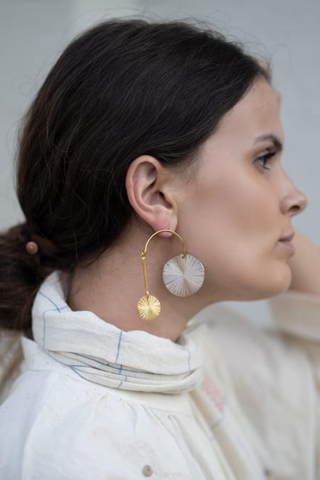 Flower Statement Earrings | Pearl statement earrings, Gold statement  earrings, Rose gold statement earrings