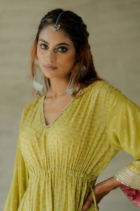 Tussah By Siddhi Shah_Green Spun Silk Printed Geometric Round Kurta With Pant  _at_Aza_Fashions