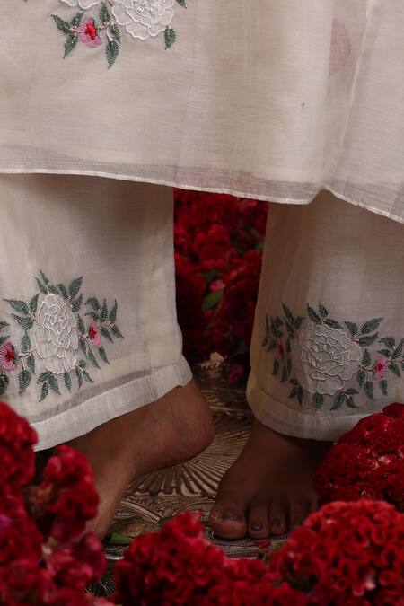 Vrinda By Pundrik Dubey_Ivory Chanderi Silk Embroidery Round Neck Floral Kurta Pant Set_at_Aza_Fashions