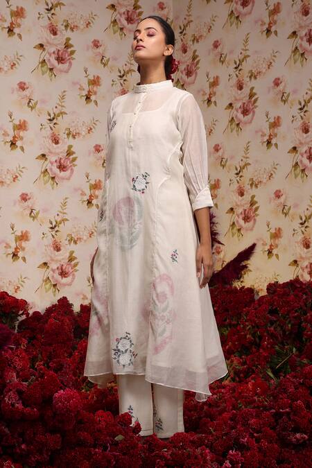 Vrinda By Pundrik Dubey_Ivory Chanderi Silk Embroidery Mandarin Collar Kurta And Pant Set_at_Aza_Fashions