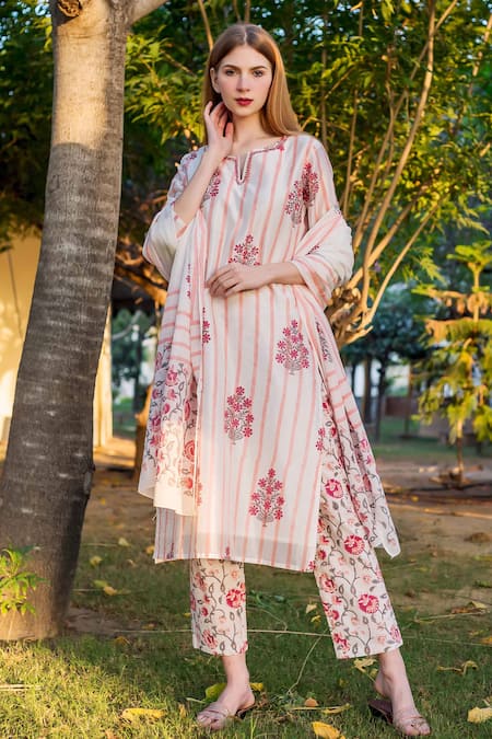 Missprint_White Chanderi, Cotton Embroidery Round Tanvi Floral Bouquet Pattern Kurta Set _Online_at_Aza_Fashions