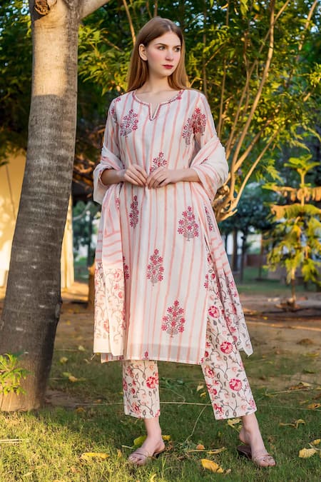 Missprint_White Chanderi, Cotton Embroidery Round Tanvi Floral Bouquet Pattern Kurta Set _at_Aza_Fashions