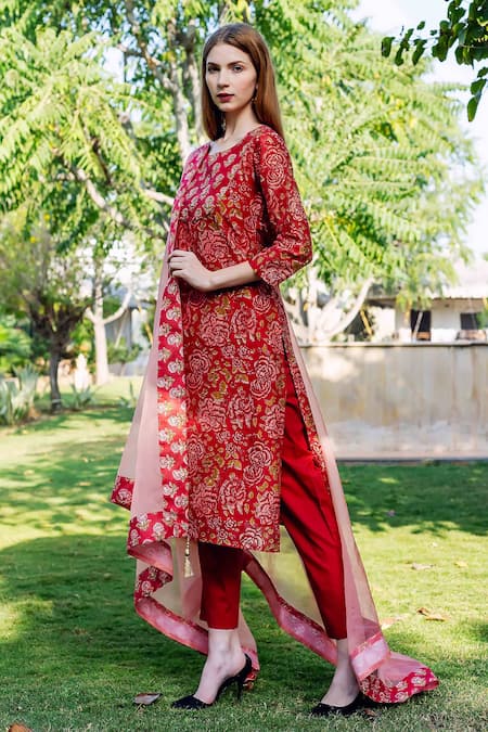 Missprint_Red Chanderi, Cotton Embroidery Round Neck Saira Floral Print Kurta Set _at_Aza_Fashions