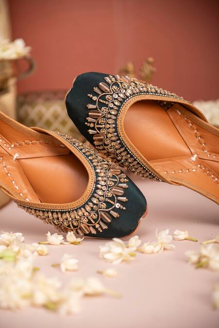 House Of Vian Green Zahra Embellished Juttis Online at Aza Fashions House Of Vian_Green Zahra Embellished Juttis _Online_at_Aza_Fashions