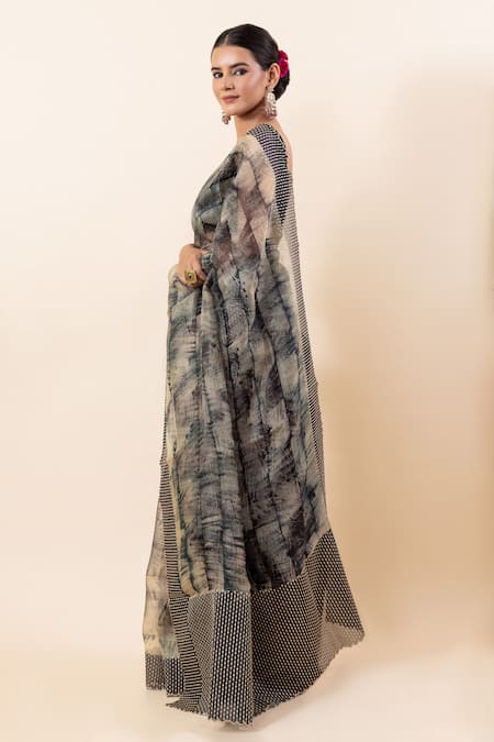 Taba Kashi By Artika Shah_Beige Kota Scallop Striped Saree With Running Blouse _Online_at_Aza_Fashions