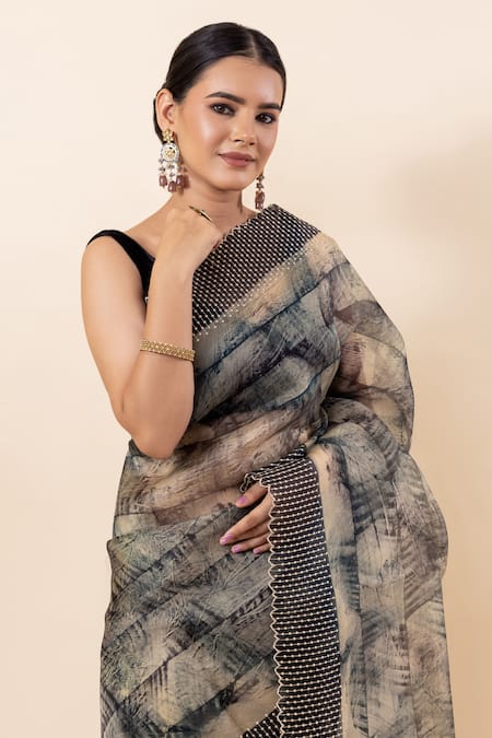Buy_Taba Kashi By Artika Shah_Beige Kota Scallop Striped Saree With Running Blouse _Online_at_Aza_Fashions