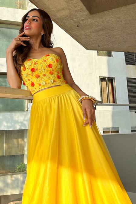 Sanjana Thakur_Yellow Nylon Embroidery Sweetheart Neck Ombre Lehenga And Floral Blouse Set _at_Aza_Fashions