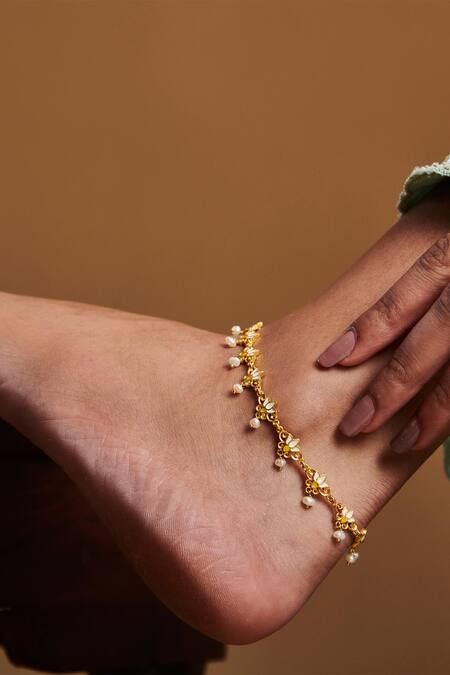 ZARIIN White Pearls Lotus Pattern Anklet - Set Of 2