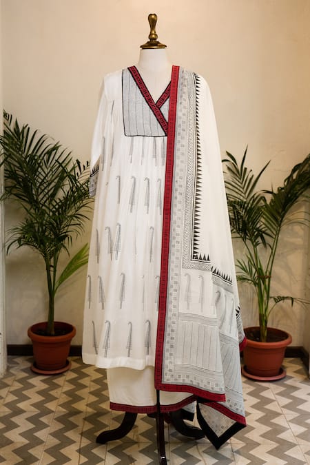 Sanjev Marwaaha_Ivory Cotton Silk Hand Block Printed V Neck Kurta And Pant Set_Online_at_Aza_Fashions