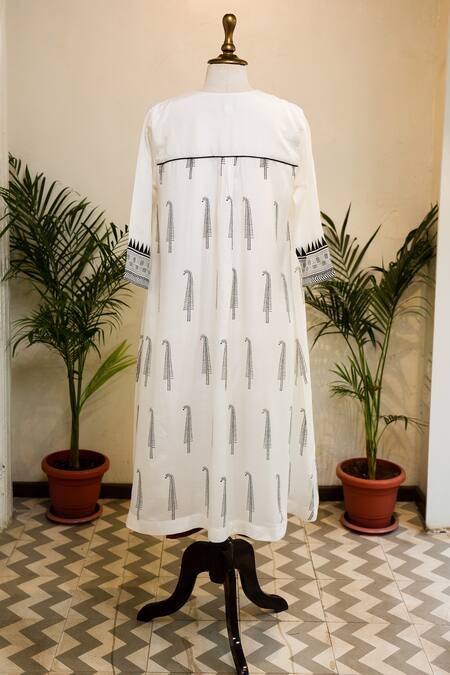 Shop_Sanjev Marwaaha_Ivory Cotton Silk Hand Block Printed V Neck Kurta And Pant Set_Online_at_Aza_Fashions