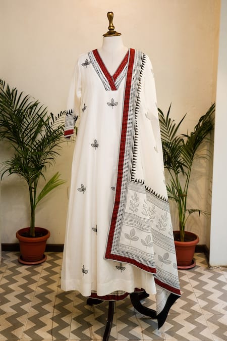 Sanjev Marwaaha_Ivory Cotton Silk Hand Block Printed Leaf Motifs V Neck Kurta And Pant Set_Online_at_Aza_Fashions