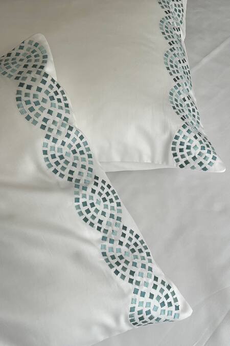 Buy_Sadyaska_White 100% Cotton Thread Embroidered Curl Bedsheet Set_Online_at_Aza_Fashions