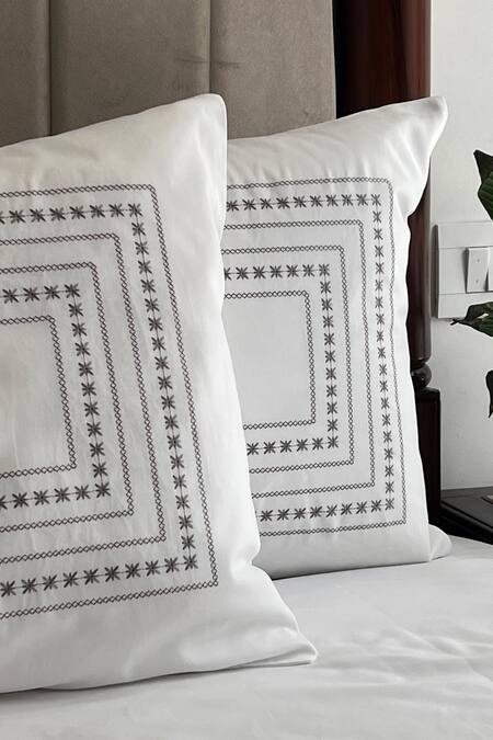 Buy_Sadyaska_White 100% Cotton Thread Embroidered Minisol Bedsheet Set_Online_at_Aza_Fashions